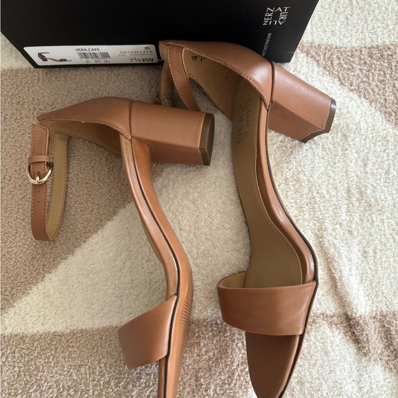 Naturalizer Vera Ankle Strap Dress Sandals, size 7 1/2 wide. Not worn outside - Picture 6 of 10